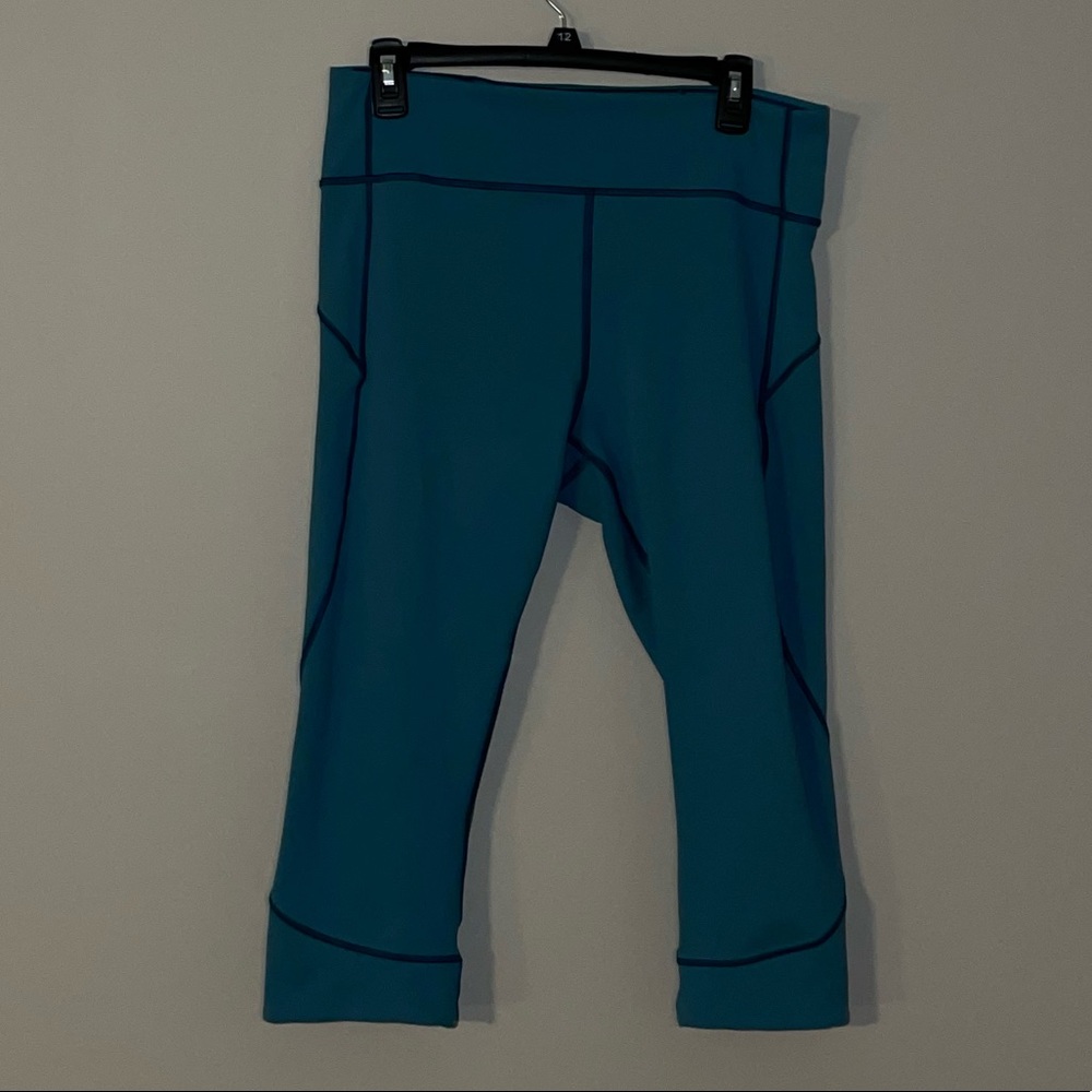 Lulu lemon size 12 blue cropped leggings
